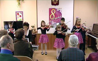 Посетительниц КЦСО «Войковский» поздравили юные музыканты