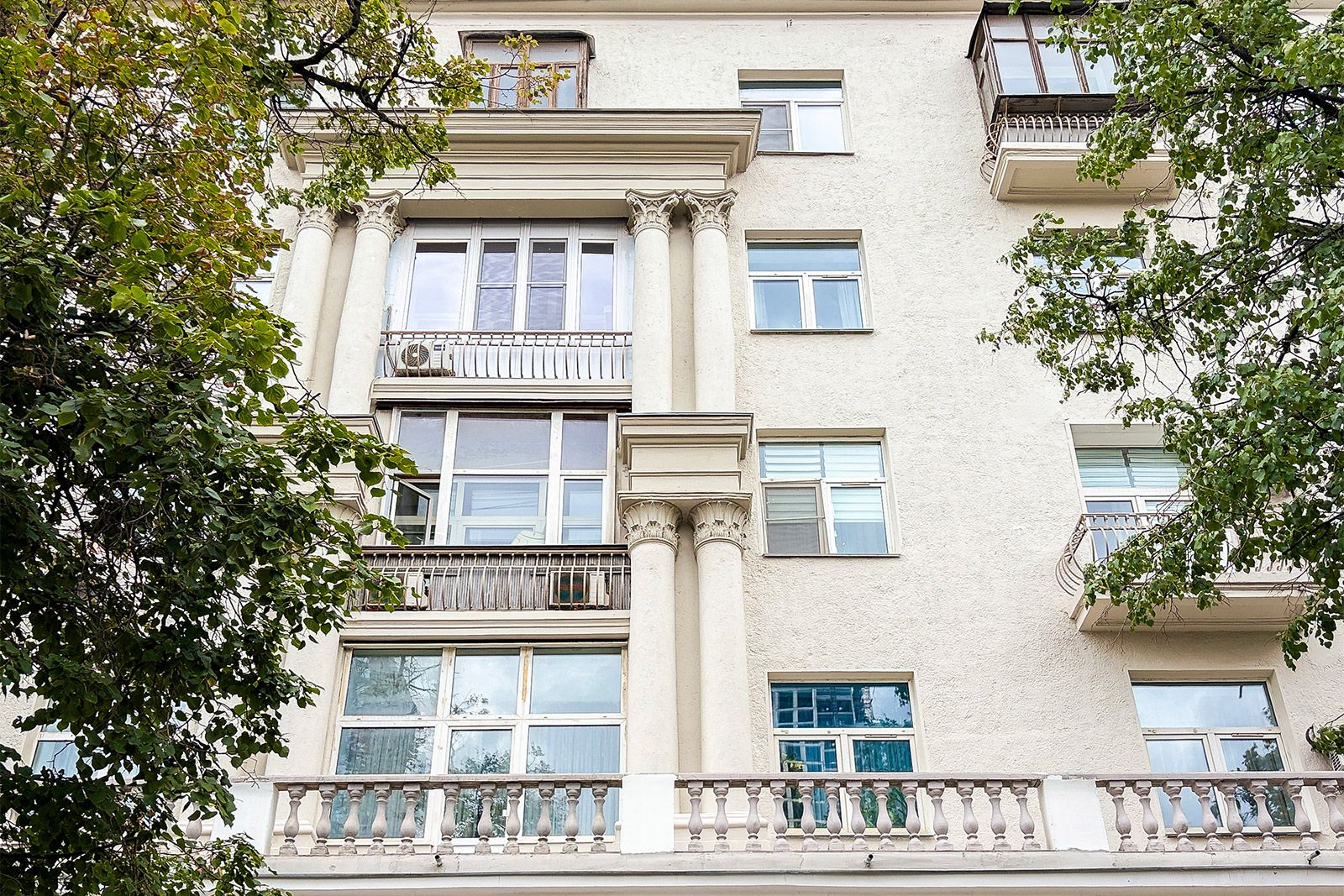 В рамках капремонта обновляют фасад монументального дома на Ленинградском проспекте в САО