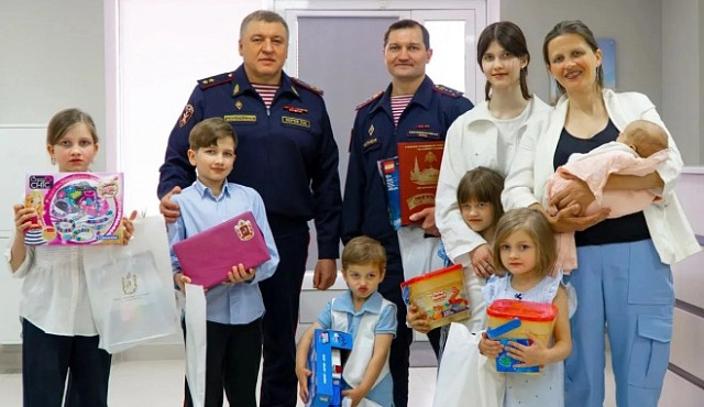 В Международный день защиты детей начальник столичного главка Росгвардии генерал-лейтенант полиции Пётр Зоров встретился с семьей сотрудника вневедомственной охраны, воспитывающей 8 детей
