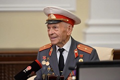 Руководство УВД по САО поздравило ветерана Великой Отечественной войны, майора милиции в отставке Александра Дьяконова с 95-летним юбилеем
