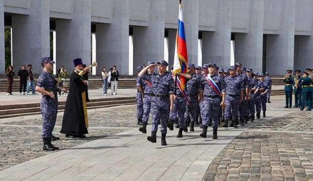 В Москве прошёл выпуск более 130 сотрудников вневедомственной охраны Росгвардии