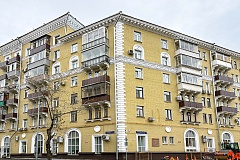 В районе Сокол капитально отремонтируют фасад дома в неоклассическом стиле