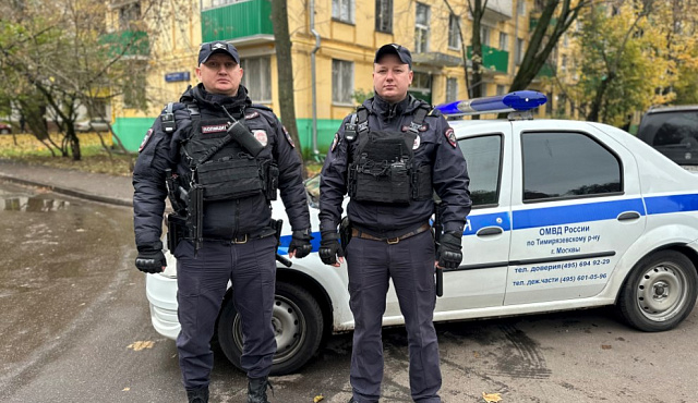 Столичные полицейские оказали помощь жильцам многоквартирного дома во время возгорания