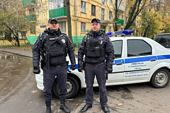 Столичные полицейские оказали помощь жильцам многоквартирного дома во время возгорания