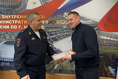 Начальник УВД по САО вручил благодарность курьеру службы доставки, оказавшему помощь в предотвращении возможного преступления в отношении несовершеннолетней